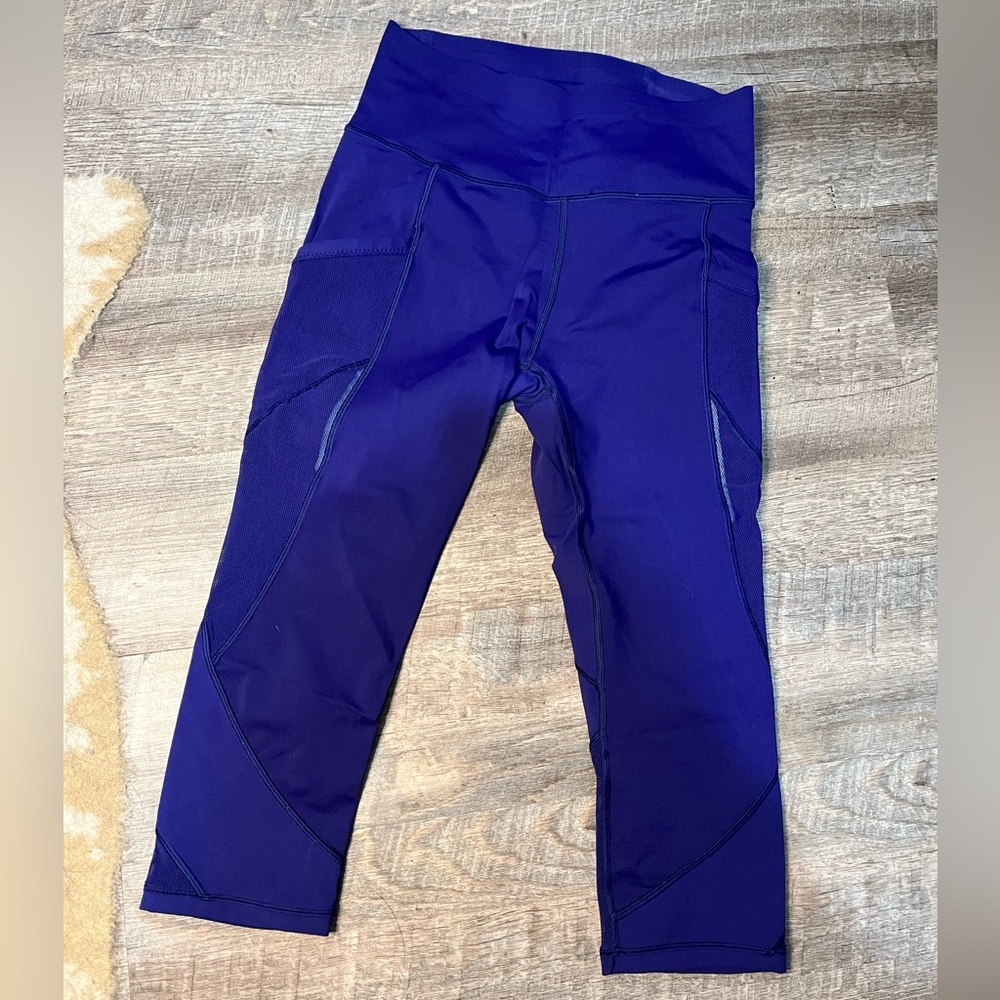 Lululemon cropped purple leggings with mesh and pockets size 6